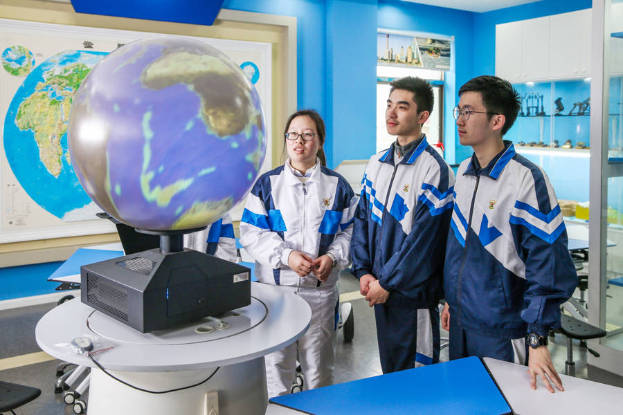 AI是“腳手架”還是“千斤頂”？全國頂尖高中掌門人談Al與高中教育:腳手架